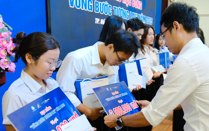 Sinh viên nhận học bổng